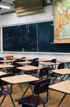 Sistema di filtraggio aria automatico con microfiltrazione a carboni attivi per scuole e asili